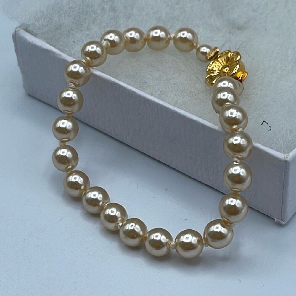 Vintage creamy glass faux pearl hand knotted bracelet.